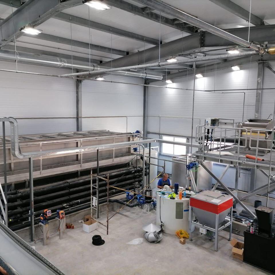 DAF-Flotationsanlage zur Behandlung von Abwasser aus der Milchverarbeitung und Molkereiindustrie mit Abscheidung von Fetten, Eiweißen, Schwebstoffen und organischer Belastung.
