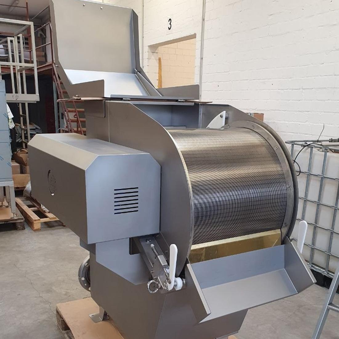 Compact rotary drum screen for mechanical solid-liquid separation of wastewater.