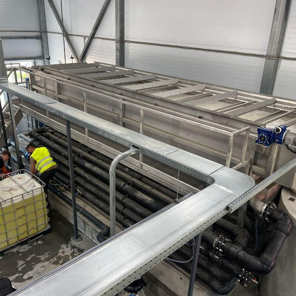 DAF-Flotationsanlage zur Behandlung von ca. 15 m³/h Abwasser aus einer Käserei mit Entfernung von Fetten, Eiweißen, Schwebstoffen und organischen Belastungen.