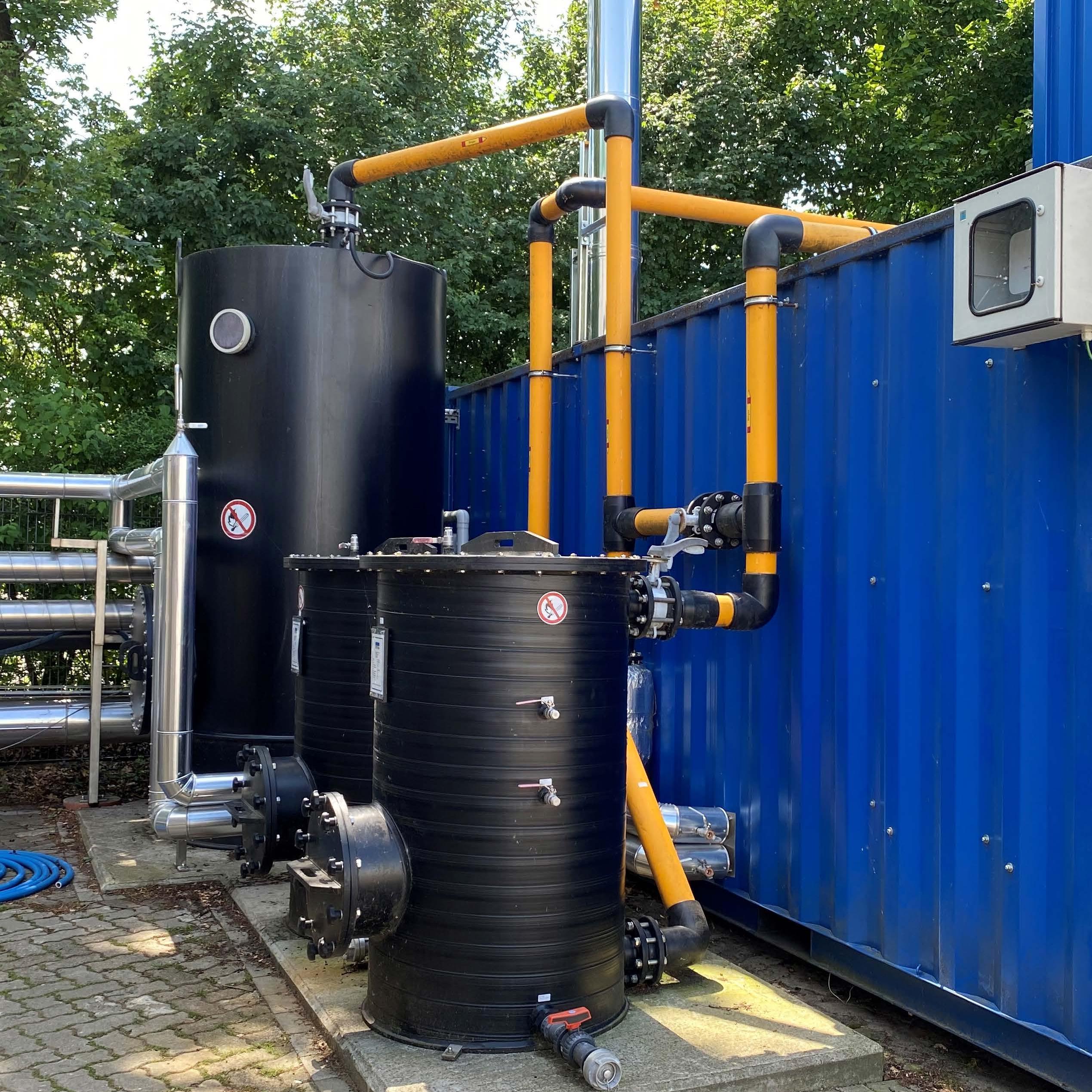 Mehrstufige Abluft- und Gasreinigung von FlexBio mit Adsorbern und Gasleitungen bei Popp Feinkost