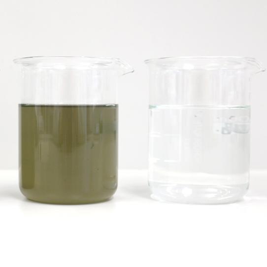 Vorher-Nachher-Vergleich von Industrieabwasser vor und nach der physikalisch-chemischen Behandlung mittels DAF-Flotation.