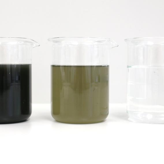 Vorher-Nachher-Vergleich von Industrieabwasser vor und nach der physikalisch-chemischen Behandlung mittels DAF-Flotation.