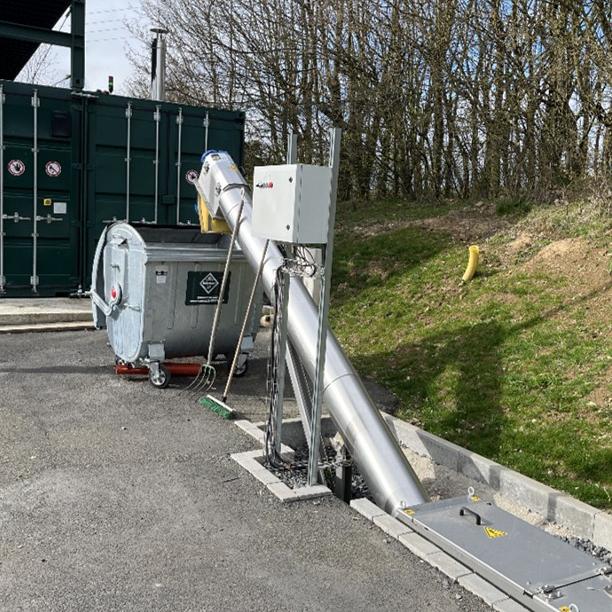 Screw screen in the inlet channel as mechanical pre-treatment ahead of a FlexBio wastewater treatment plant — separation of solids and coarse matter.