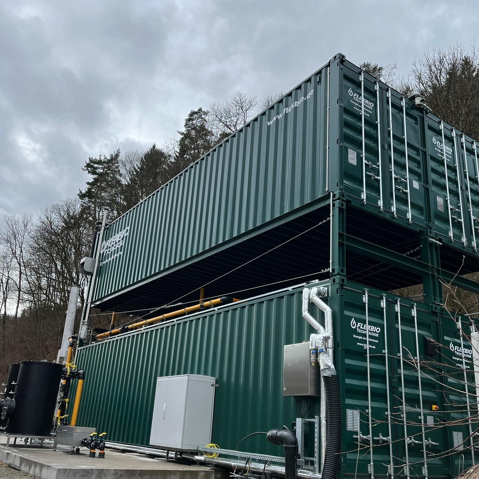 Kompakte moderne FlexBio-Komplettanlage in Containerbauweise bei einer Brauerei zur Abwasserbehandlung, Biogaserzeugung und Gasaufbereitung.