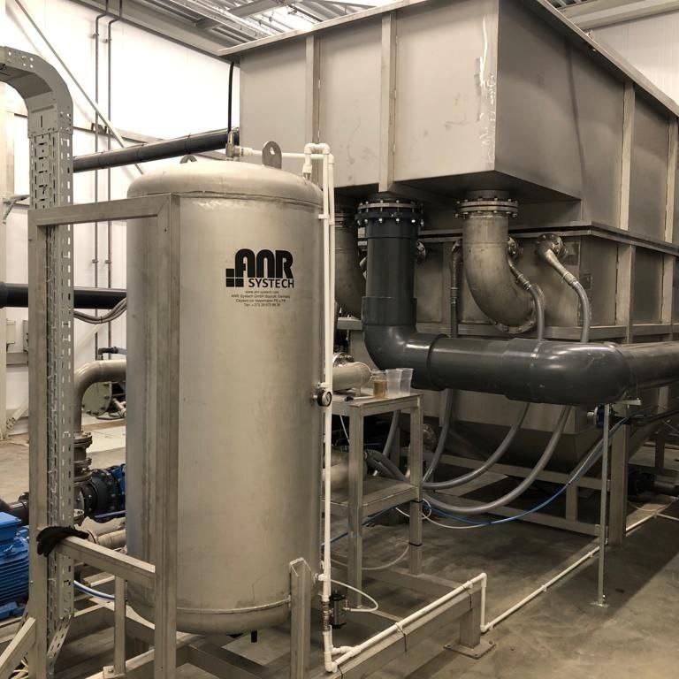 Flotationsanlage im Einsatz bei einem Lebensmittelbetrieb zur physikalisch-chemischen Behandlung von Industrieabwasser und Entfernung von Schwebstoffen, Fetten und organischen Belastungen.