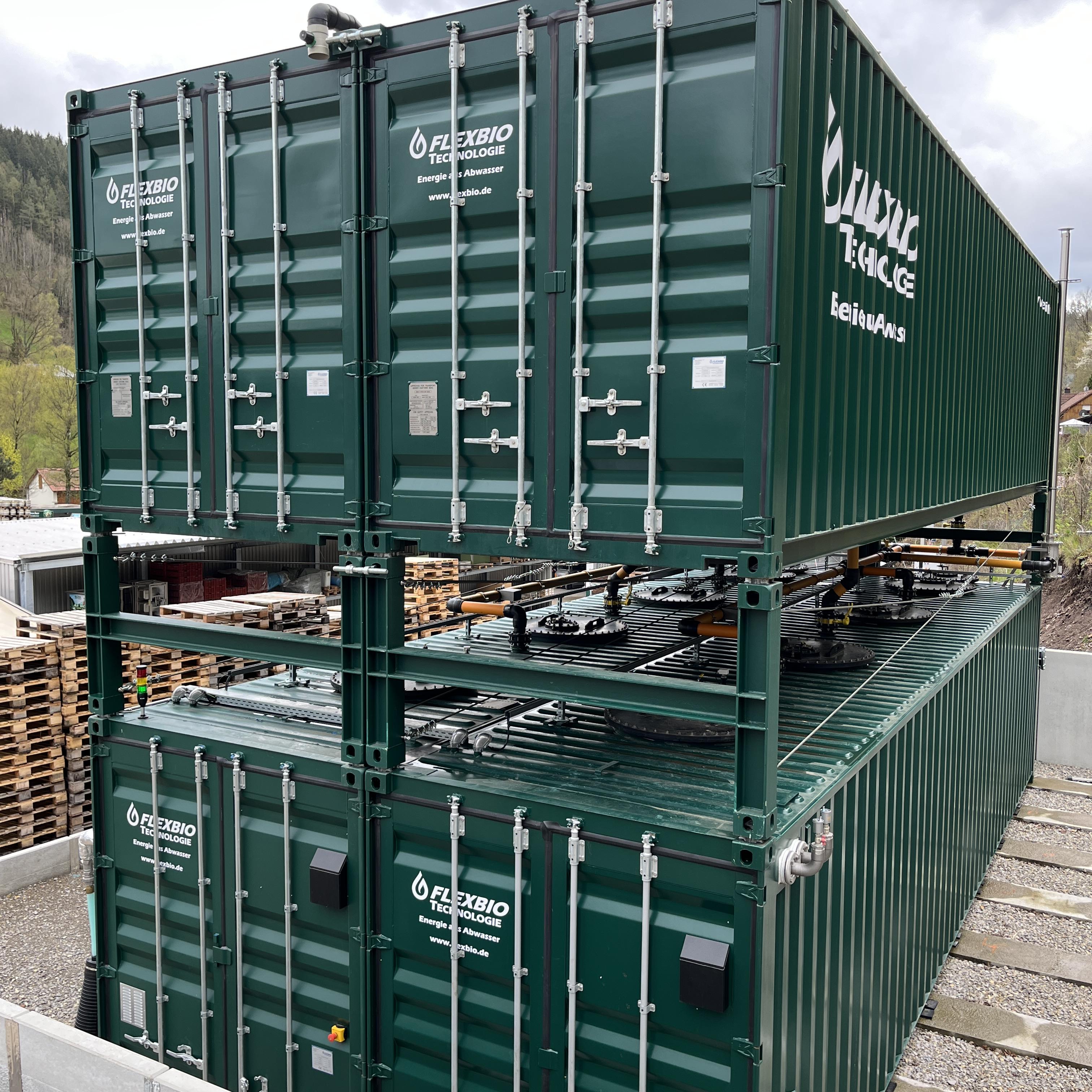 Kompakte FlexBio-Anlage bei einer Brauerei mit anaerober Abwasserbehandlung, aufgeständerten Gasspeichern, Gasaufbereitung, Abluftbehandlung und ca. 140 kW Biogasleistung.
