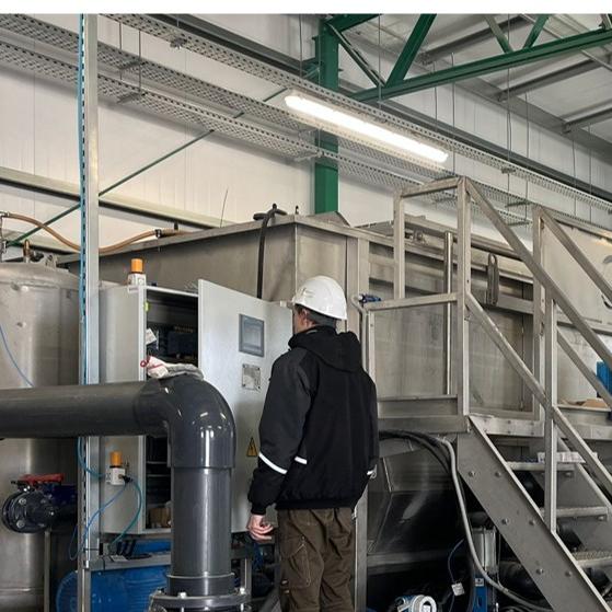 Operation of a DAF flotation system for industrial wastewater treatment — user-friendly controls and low-maintenance plant technology.