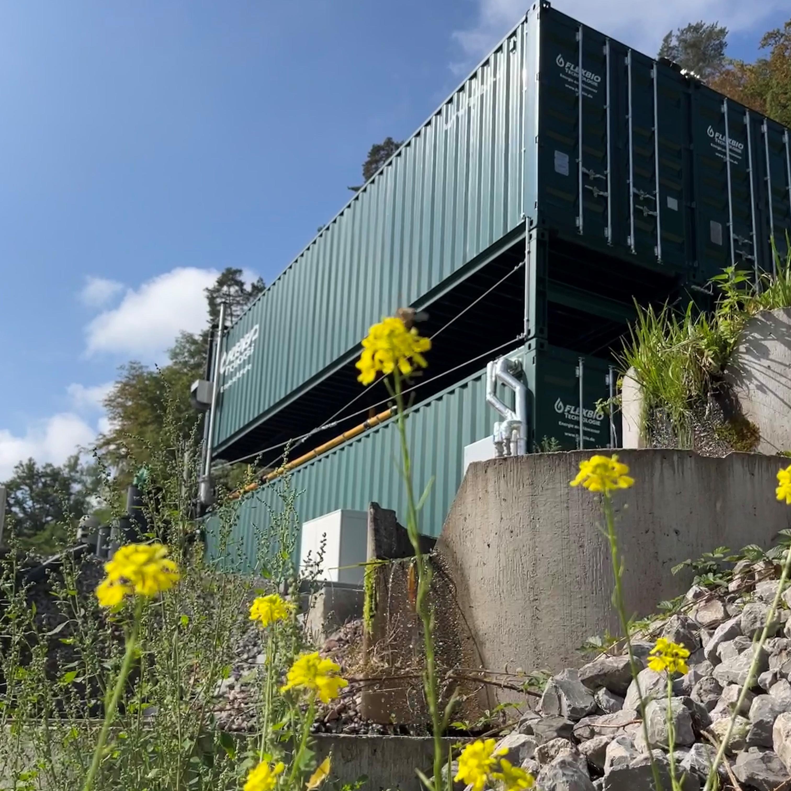 Modulare FlexBio-Containeranlage an einem schwer zugänglichen Standort in Hanglage zur kompakten Abwasserbehandlung und Biogasnutzung.