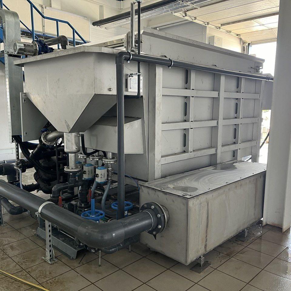 FlexBio-Flotationsanlage zur physikalisch-chemischen Behandlung von bis zu 10 m³/h Industrieabwasser, insbesondere für Anwendungen in der Lebensmittelindustrie.