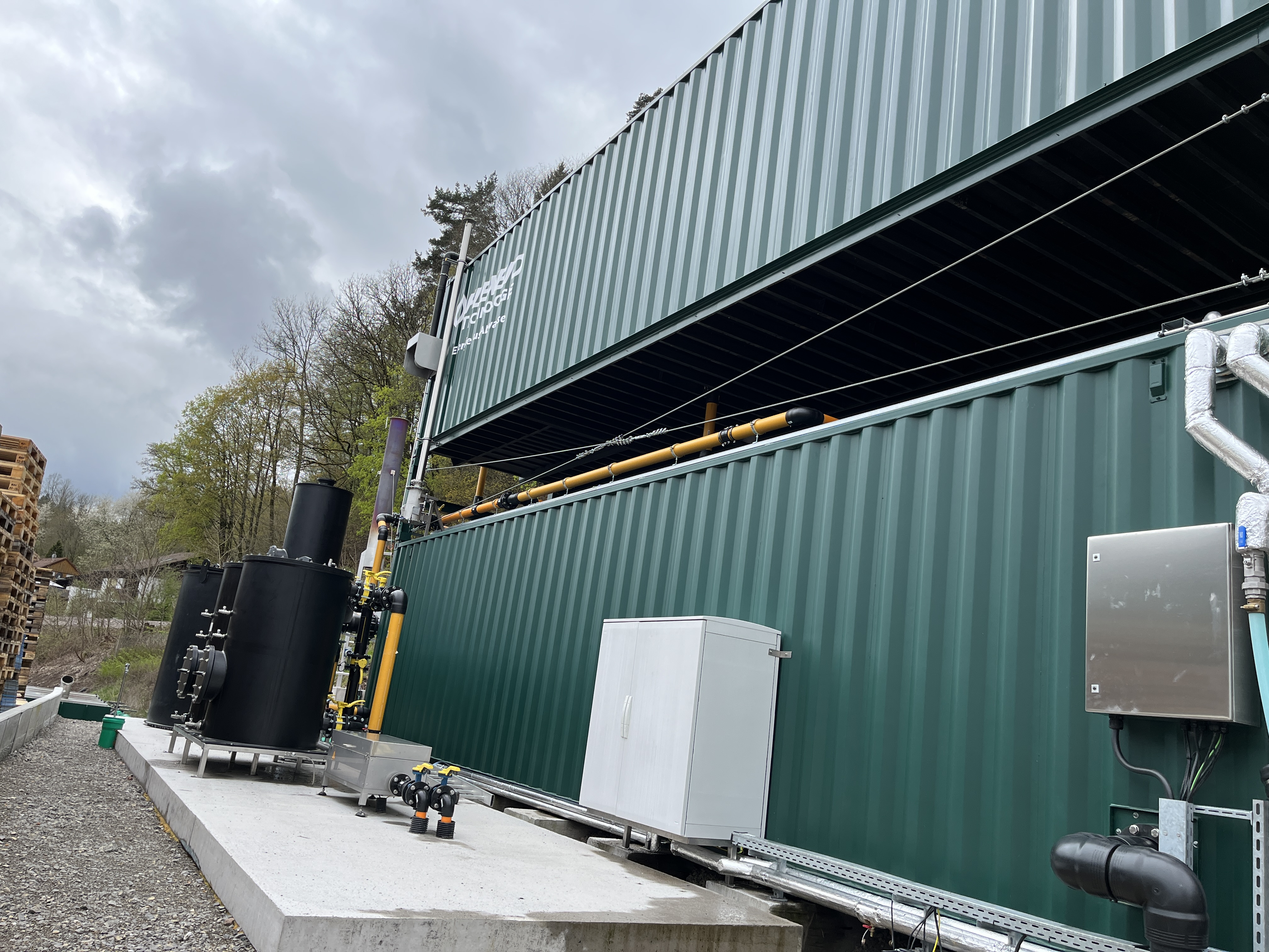 Teil einer kompakten FlexBio-Anlage bei einer Brauerei mit anaerober Abwasserbehandlung, aufgeständertem Gasspeicher und integrierter Gasaufbereitung.