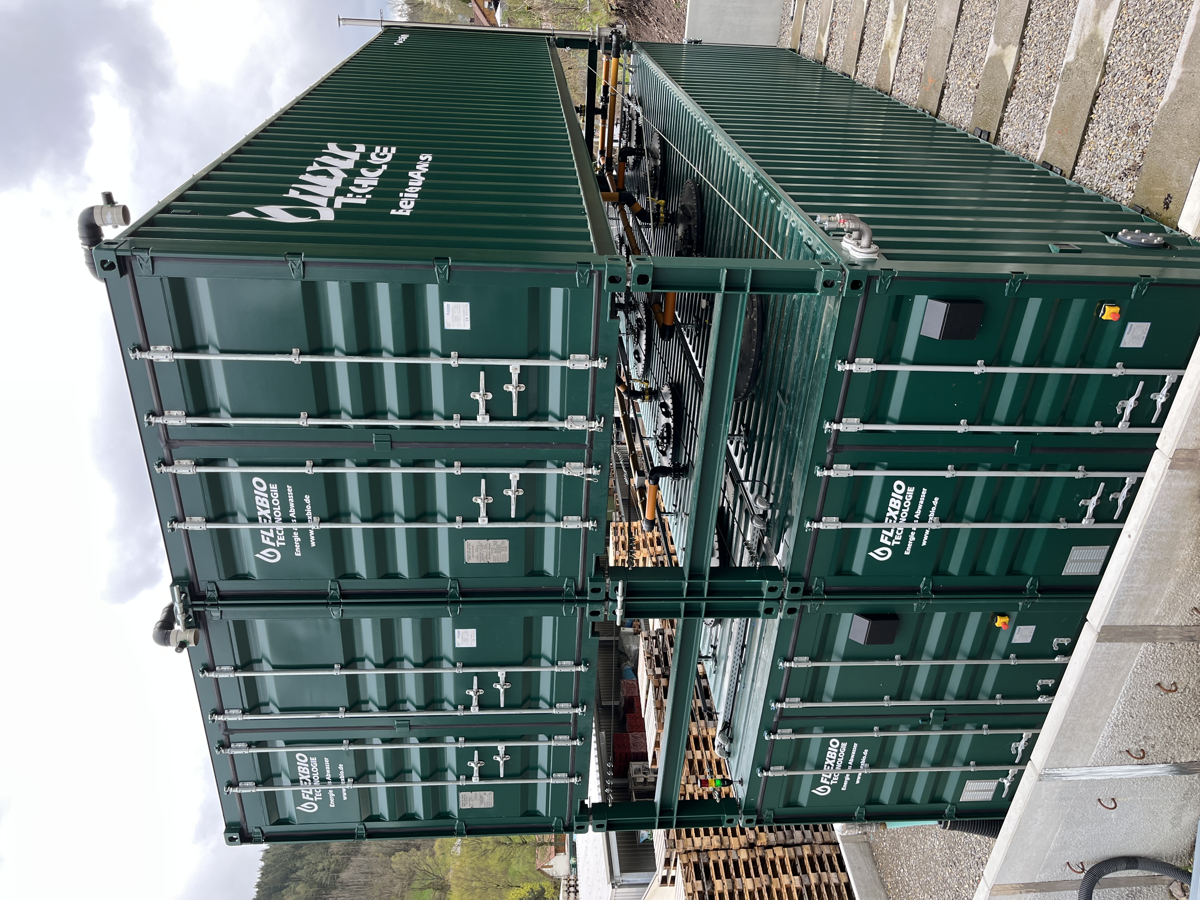 Kompakte FlexBio-Anlage bei einer Brauerei mit anaerober Abwasserbehandlung, aufgeständerten Gasspeichern, Gasaufbereitung, Abluftbehandlung und ca. 140 kW Biogasleistung.