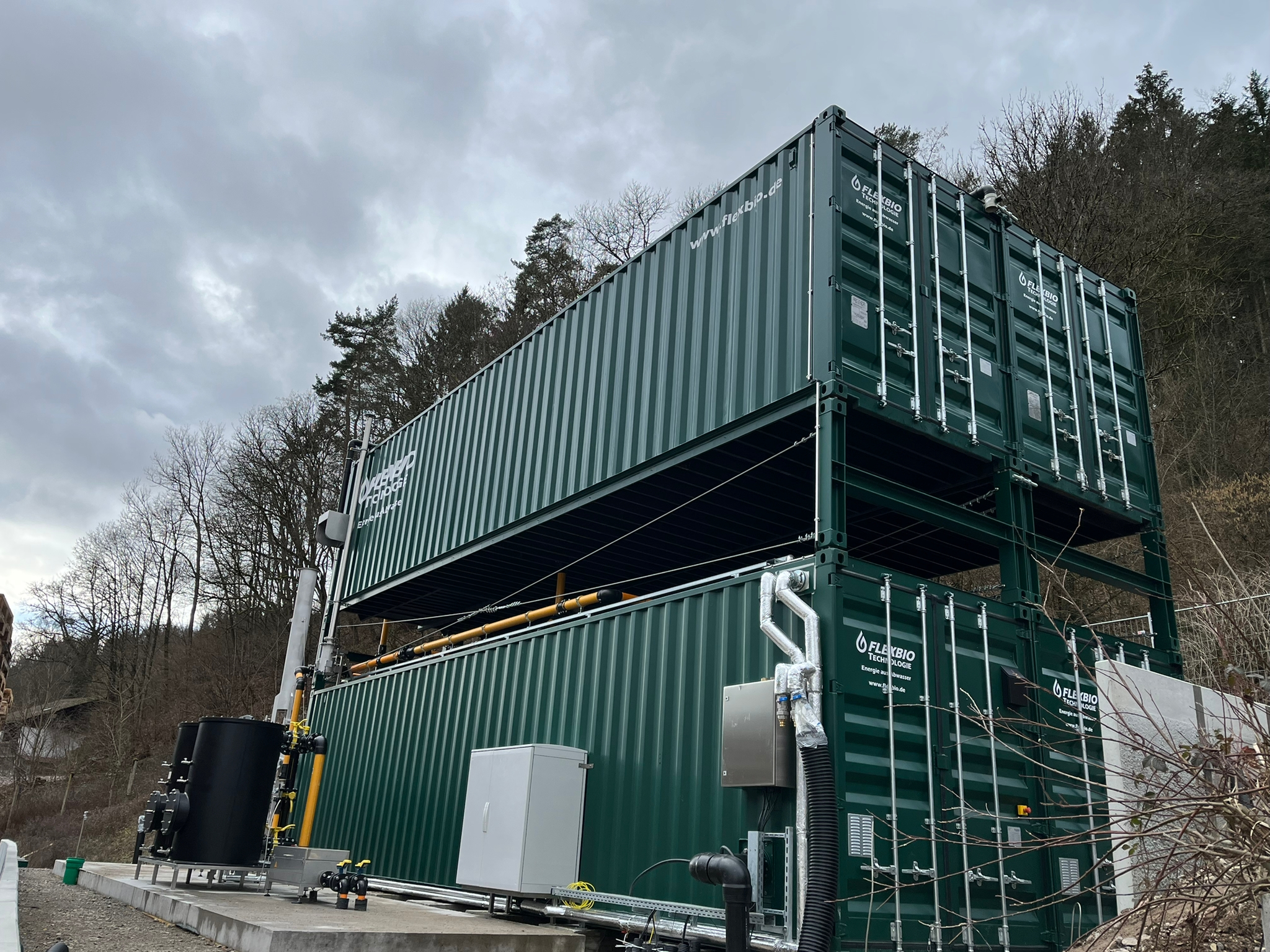 Kompakte moderne FlexBio-Komplettanlage in Containerbauweise bei einer Brauerei zur Abwasserbehandlung, Biogaserzeugung und Gasaufbereitung.